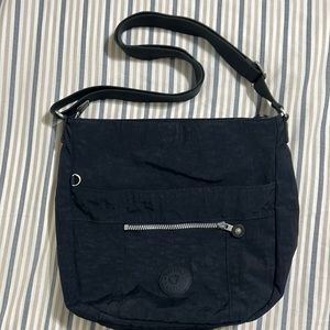 Médium Kipling Bag.   Marine color.   Like new.